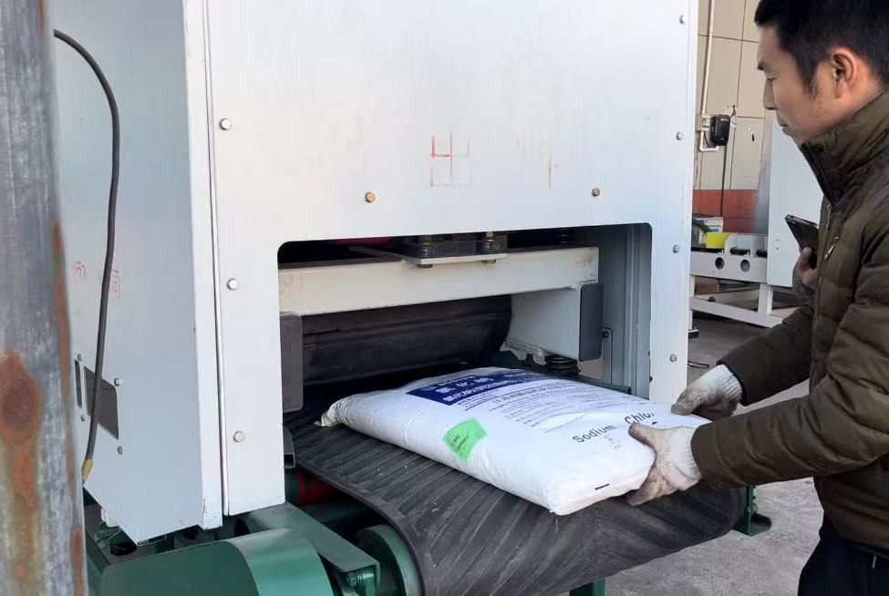 青島方正震散機：氯化鈉結(jié)塊松散的理想之選